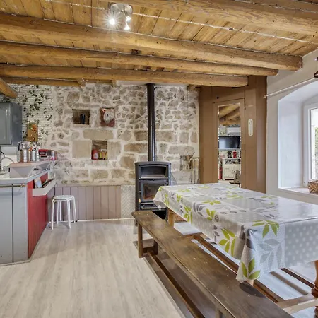Maison Charmante A Avec Jardin Prive. Valprivas
