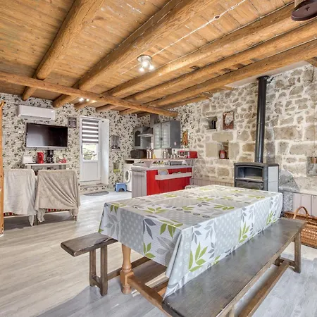 Maison Charmante A Avec Jardin Prive. Holiday home